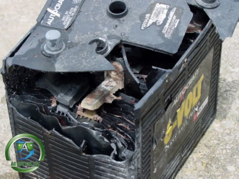 Tìm hiểu về hiện tượng ắc quy chập điện