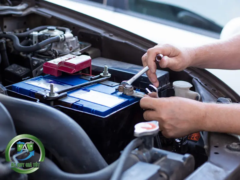 Vì sao không nên tự thay ắc quy ô tô tại nhà?