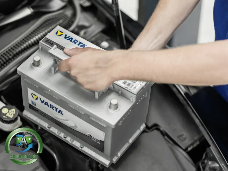 Quy trình lắp đặt bình ắc quy mới vào xe