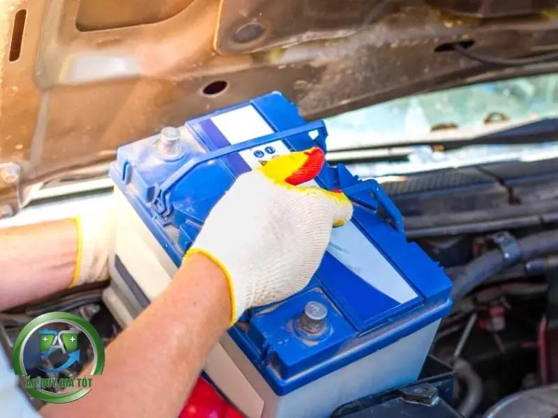 Dấu hiệu và nguyên nhân ắc quy ô tô cần được thay thế