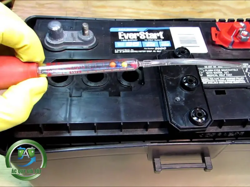 Các yếu tố ảnh hưởng trực tiếp đến sự thay đổi nồng độ axit trong bình ắc quy