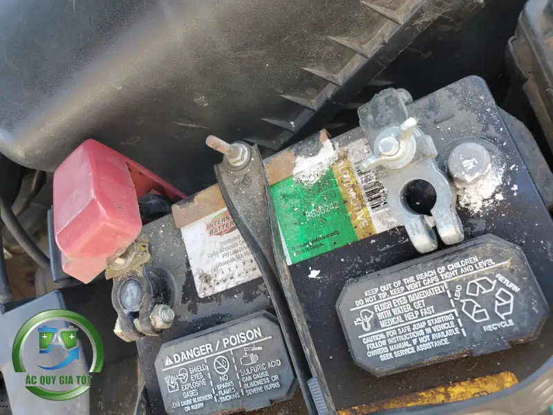 Những dấu hiệu cảnh báo ắc quy ô tô đang yếu