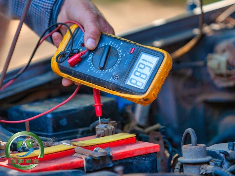 Bình Ắc Quy Sạc Đầy Bao Nhiêu Vôn? Cách Đo Chính Xác